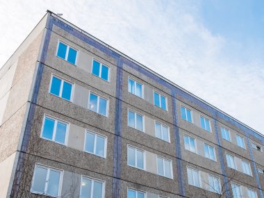 Mavi gökyüzü gri bina Windows yansıması