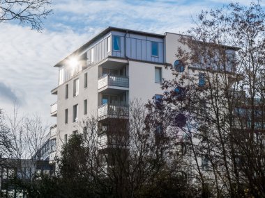 Apartman penceresinde yansıtan güneş