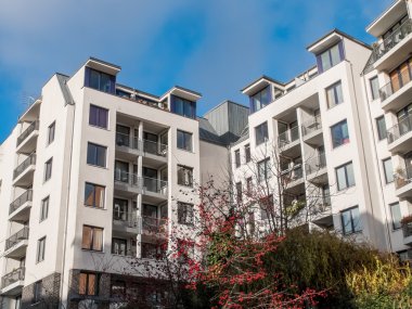 Sonbahar ağaçları ile modern apartman