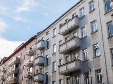 Alçak apartmanlar küçük Balkonlu
