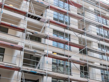 Yeni daire iskele ile kaplı bina