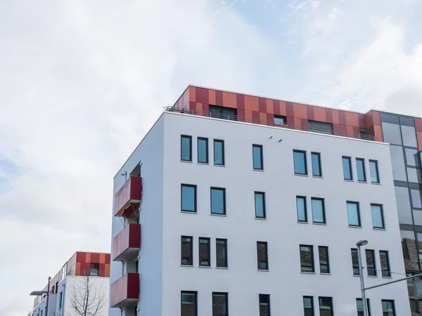 Сучасна низькоповерхова будівля з барвистими функціями — стокове фото