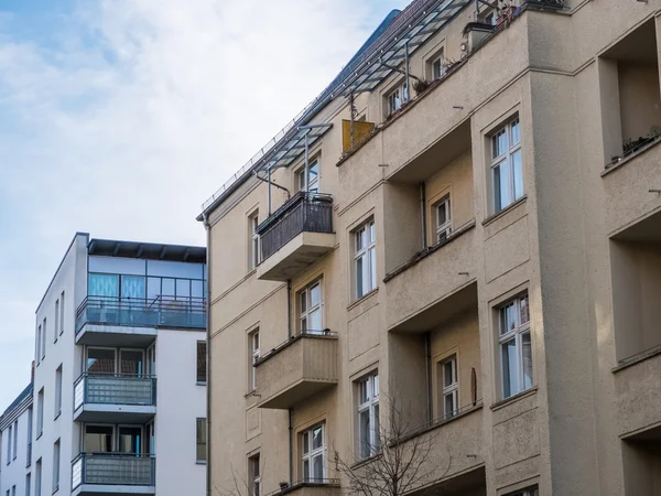 Edificios de apartamentos antiguos y nuevos con cielo azul — Foto de Stock