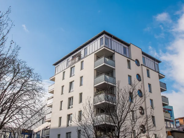 Edifício de apartamentos moderno com varandas de canto — Fotografia de Stock