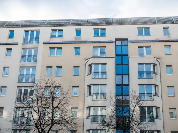 Çıplak ağaçlar ile modern apartman