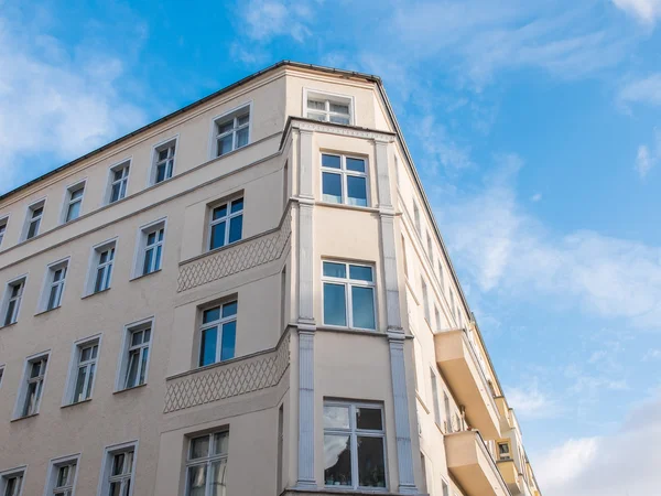 Edifício residencial de baixa ascensão na luz solar brilhante — Fotografia de Stock