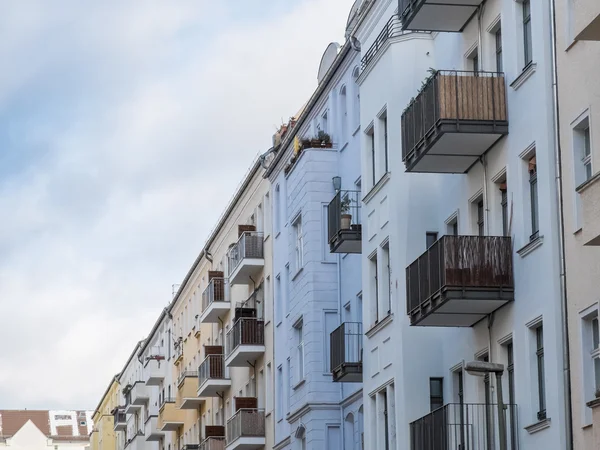 Edificios de apartamentos de baja altura en el barrio urbano — Foto de Stock
