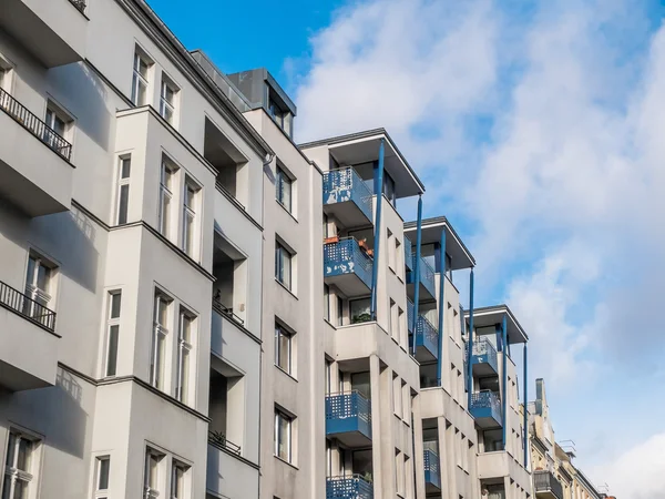 Moderno edificio de apartamentos con balcones — Foto de Stock