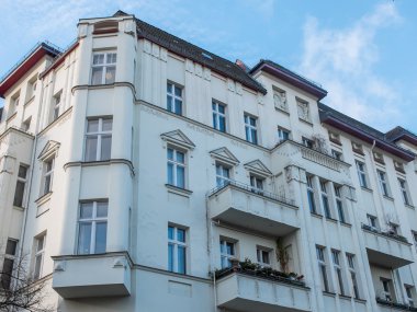Balkon ve mavi gökyüzü ile konut yapı