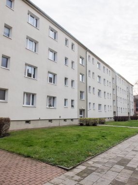 Alçak apartmanın küçük çimenli Tersane