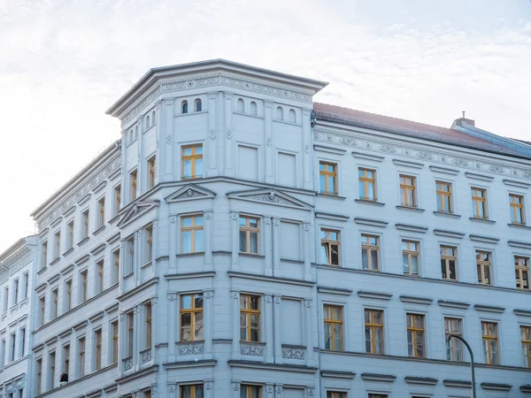 Canto do edifício urbano com detalhes clássicos — Fotografia de Stock