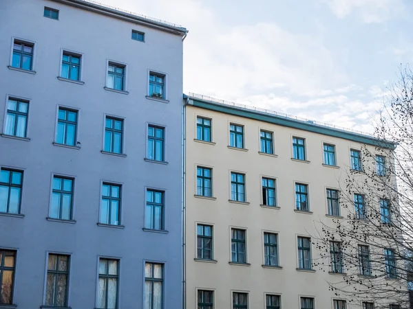 Detalle de edificio moderno de baja altura azul y amarillo — Foto de Stock