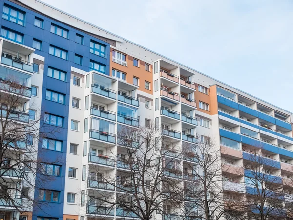 Colorido edificio de apartamentos con árboles desnudos — Foto de Stock