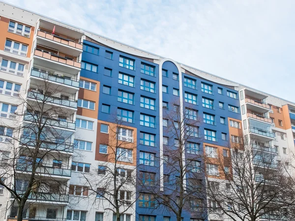 Çıplak ağaçlar ile renkli apartman