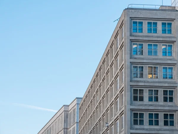 Városi alacsony fizetésemelés épület, kék Sky — Stock Fotó