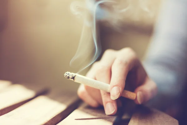 Vista Cerca Mano Una Joven Fumando Cigarrillo Punta Filtro Sentado — Foto de Stock