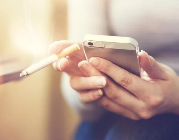 Primer Plano Mano Una Fumadora Usando Teléfono Móvil Buscando Mensajes — Foto de Stock