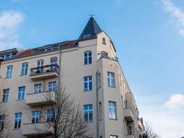 Apartman çatı üzerinde mimari taret