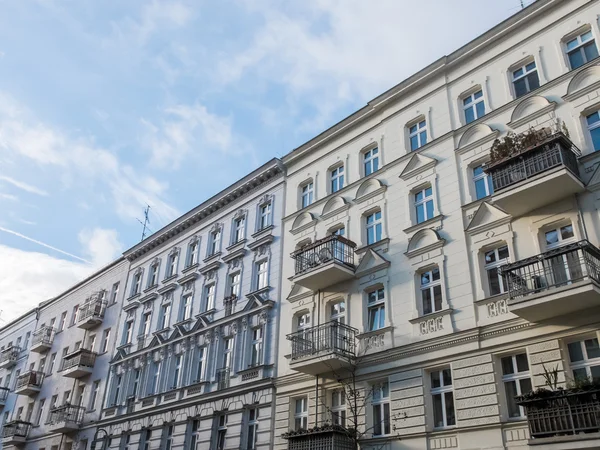 Larga fila de apartamentos con balcones — Foto de Stock