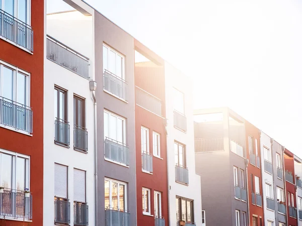 Reihenweise helle Sonne über Wohnungen — Stockfoto