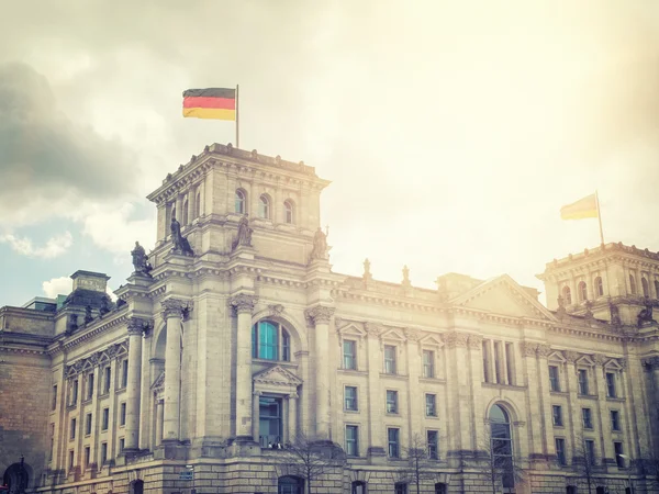 Reichstagshauptgebäude mit Fahne — Stockfoto
