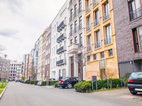 Calle de la ciudad con apartamentos y coches — Foto de Stock