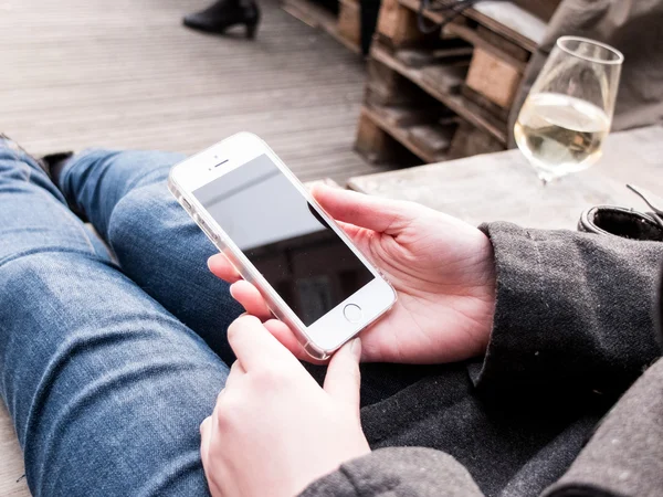 Första Person Syn Person Som Sitter Utomhus Med Vin Med — Stockfoto