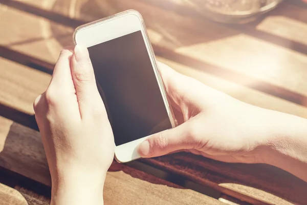 Shoulder View Hands Holding Using Cell Phone Blank Screen Sun — Stock Photo, Image