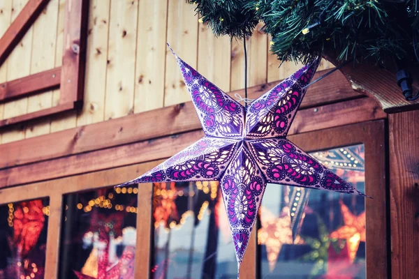 Duży Piękny Fioletowy Ozdoba Christmas Star Wisi Wyświetlaczu Przed Sklepem — Zdjęcie stockowe