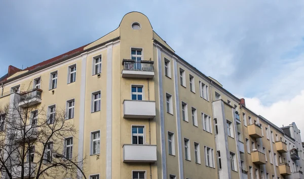 Wohnhaus Ecke mit runder Fassade — Stockfoto