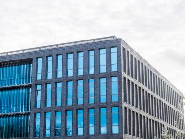 Dikey Windows ile modern ofis binası