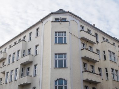 Alçak lüks apartman köşesinde