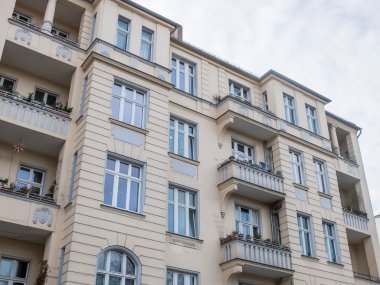 Balkonlu modern apartman.