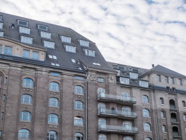 Tarihi bina Balkonlu ve bulutlu gökyüzü