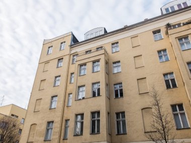 Bulutlu gün alçak sarı apartman