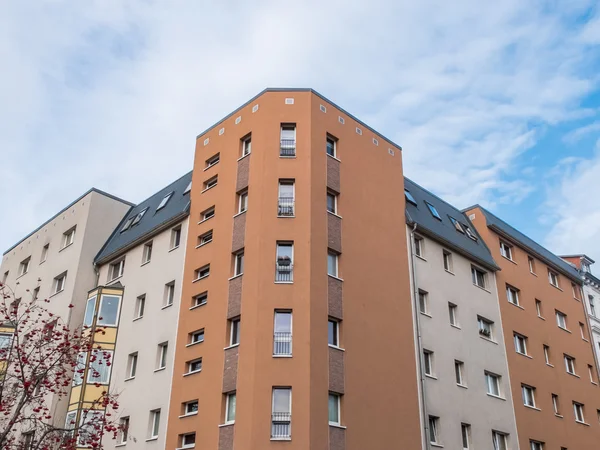 Moderno edificio de apartamentos de baja altura con cielo azul — Foto de Stock