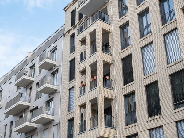 Moderní luxusní bytové domy s balkony — Stock fotografie