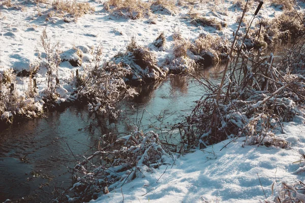 Река Канал Протекающий Через Свежий Белый Зимний Снег Покрывающий Берега — стоковое фото