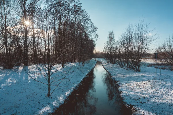 Canal tranquilo a través de un paisaje invernal — Foto de Stock