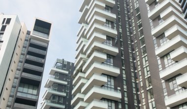 Panoramik Düşük Açı Şehir Görünümü Modern İkamet Yüksek Apartman Binaları Mavi Gök 'e karşı çerçevelenmiş