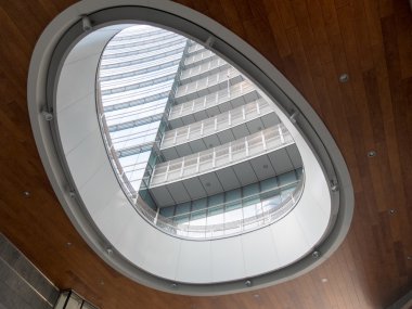 Küçük Modern Oval Şekilli Çatı Penceresi 'nden Balkonlu Yüksek Konutlu Apartman Düşük Açı Görünümü