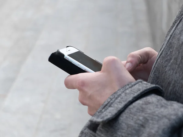 Persona Che Invia Sms Sul Telefono Cellulare Inviando Sms Messaggio — Foto Stock
