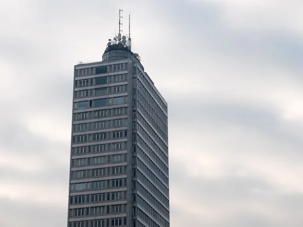 Höghus Byggnad Med Broadcast Cellulära Och Mikrovågsugn Antenner Ovanför Rund — Stockfoto