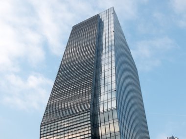 Düşük Açılı Mimari Dış Görünüm Modern Cam Gökdelen Ofis Binası Mavi Gök ve Bulutlu Güneşli Gün