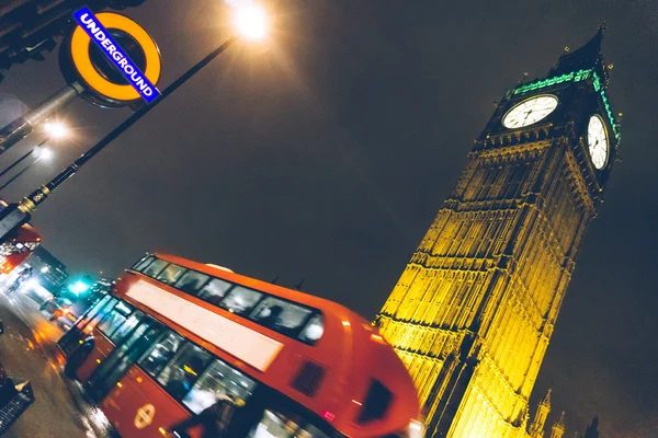 Kétszintes Piros Londoni Busz Halad Utcán Alatt Big Ben Éjszaka — Stock Fotó