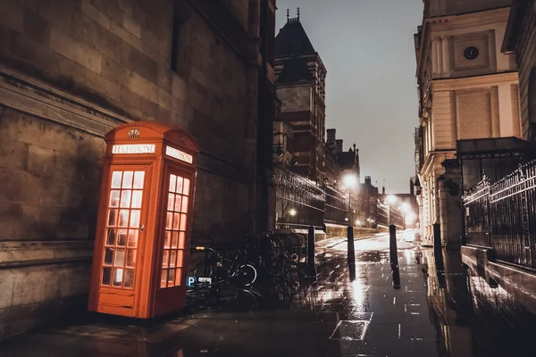 Иллюминированная Красная Телефонная Будка Британской Улице Оживленном Коммерческом Районе Ночью — стоковое фото
