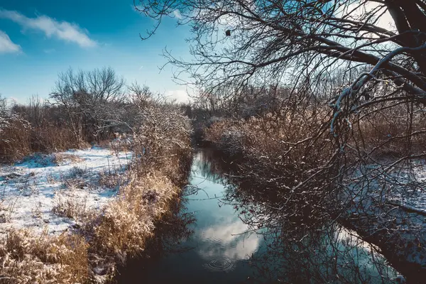 Canal estreito através do campo coberto no inverno — Fotografia de Stock