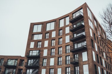 Eğri cephe ile modern apartman