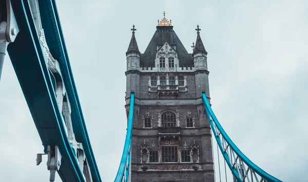 Tower Bridge z niebieskim obsługuje na pochmurny dzień — Zdjęcie stockowe