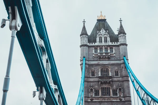 Tower Bridge z niebieskim obsługuje na pochmurny dzień — Zdjęcie stockowe